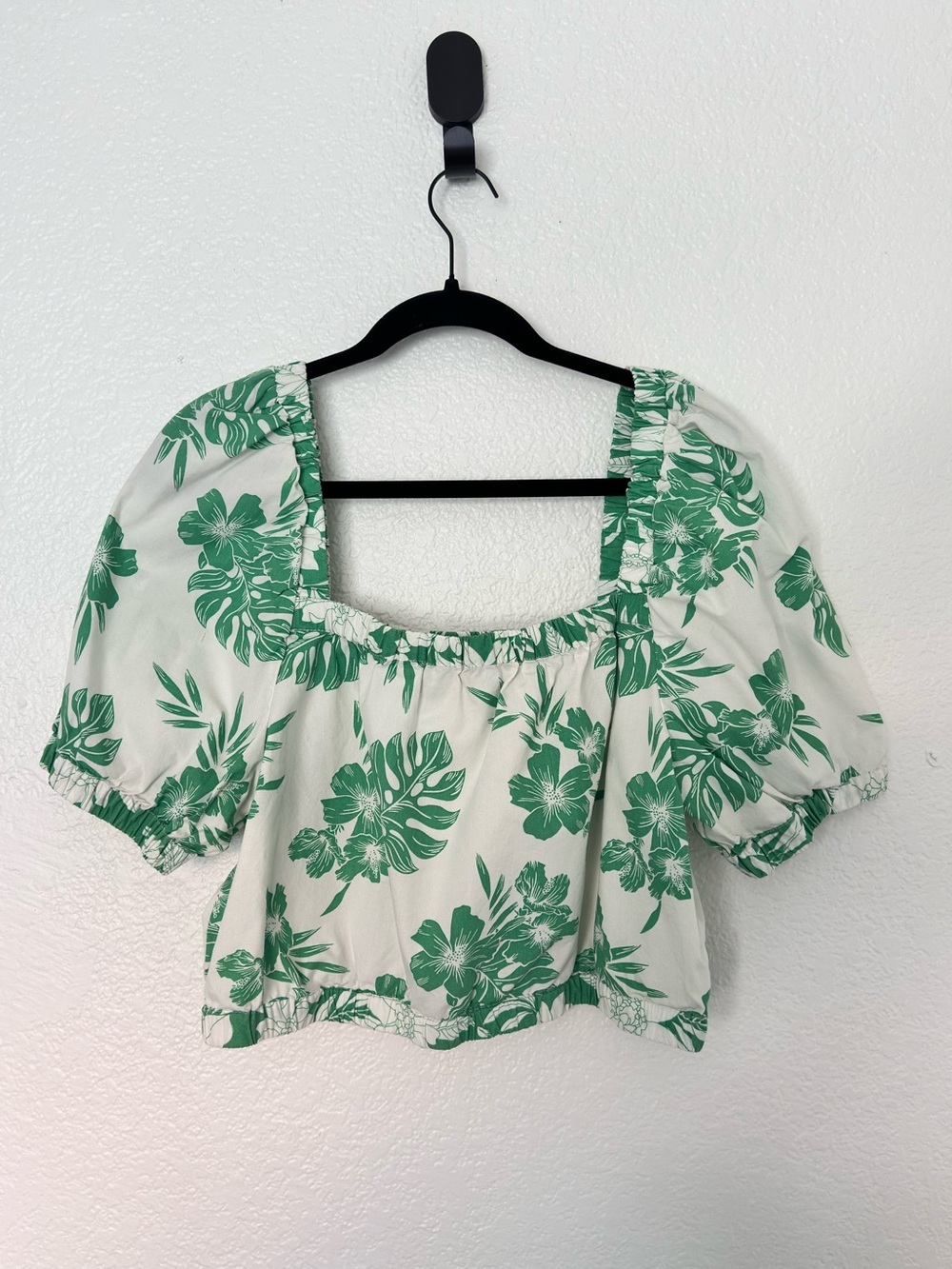 American Eagle Square-Neck Puff Sleeve Crop Top in White and Green Size Large